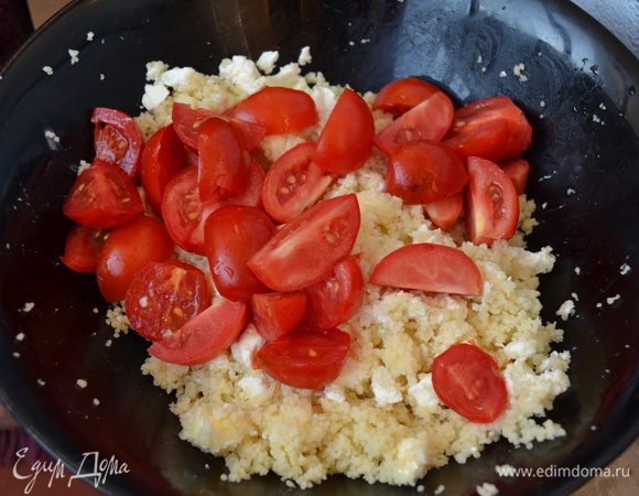 Помидоры нарезаем на половинки(четвертинки), фету крошим и добавляем к кус-кусу.