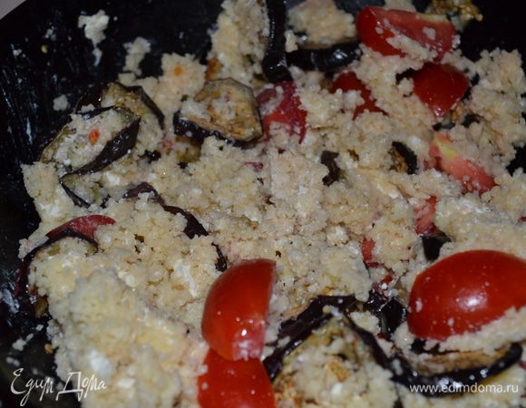 Добавляем баклажаны, 3 ст.л  оливкового масла, лимонный сок, солим и перчим по вкусу. Хорошо перемешиваем. Украшаем листиками мяты и сразу подаем на стол. Салат хорош и теплый и холодный.