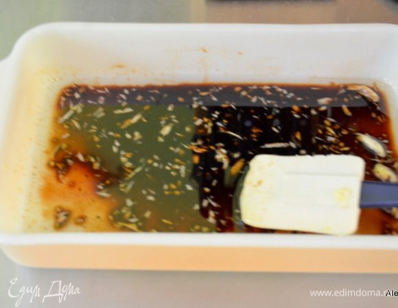 Смешать в емкости бальзамический уксус с оливковым маслом. Перемешать.