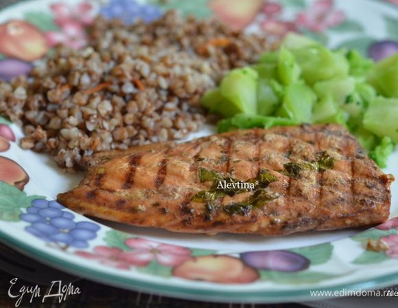 Приготовим гриль,бройл или духовку. Поставим рыбу. Готовим 15- 20 мин.
Смажем по желанию маринадом и подаем к столу. Приятного аппетита.