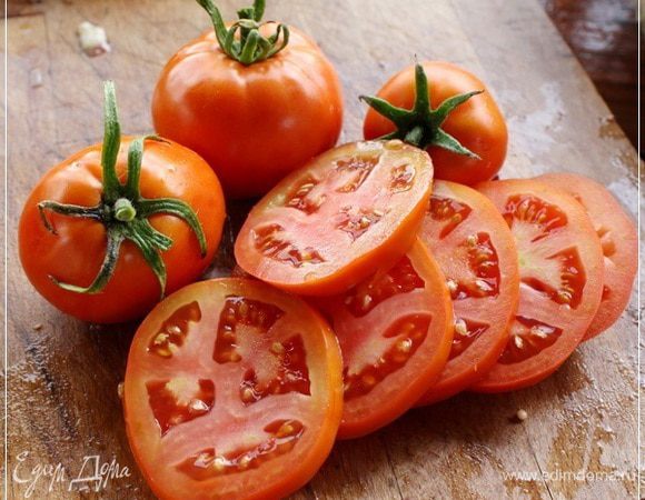 Помидоры тоже еще в силу не вошли. В основном, слегка забурели. Но и покраснели некоторые. Лето нынче дождливое. Солнце маловато.
Хотя, если говорить о личных пристрастиях, то я то люблю именно такие. Чтобы были с твердинкой такой….
Режем, как обычно для дымлямы, впоперек.
