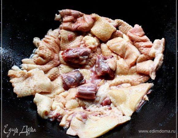 Ну вот, все заготовили. Начнем казан «заряжать».
Утка была не сильно большая, около трех или чуть поболе кило. Все жиросодержащие кусочки – от воротниковой зоны, с гузки и прочие срезки выкладываем на дно казана. Вот так.
