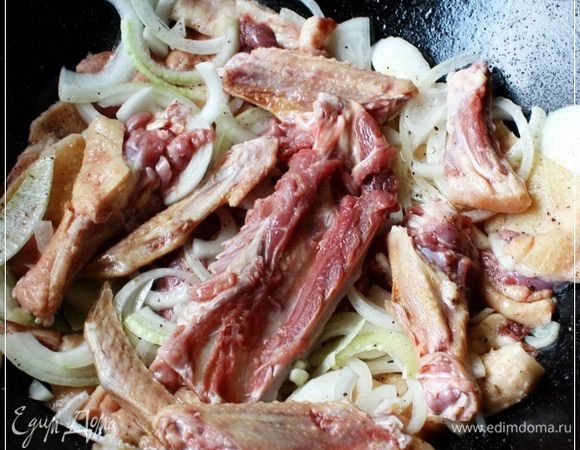 И поверх лука я выложил части крыльев. 