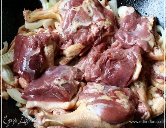 А поверх этих косточек, практически, легли бедра и грудки. Вернее куски грудок. Я грудку разделил на четыре части.