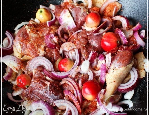 А потом пошла уже луковка красная, яблочков несколько кисло – сладких и чуть присолив, добавил перцев молотых и смеси «для мяса». Там всякого – разного намешано. А вообще говоря, тут простор для фантазии … в соответствии со вкусами и пристрастиями личными. 