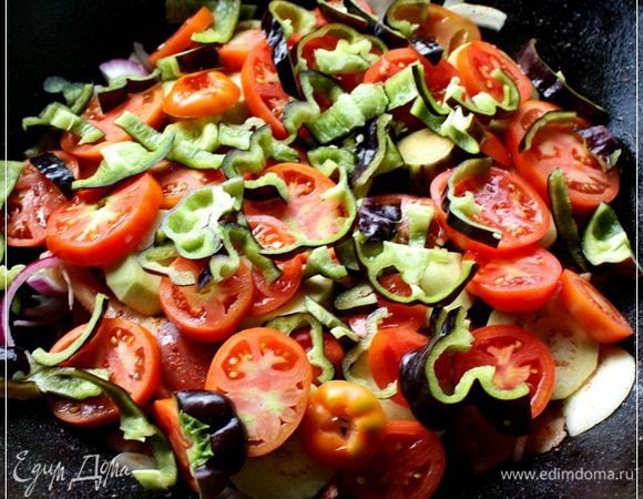 Потом укладываем слой помидоров, так чтобы мясо было полностью прикрыто и перцев тех самых, которые болгарскими называют.