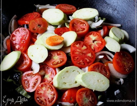 Потом я еще помидорчиков добавил и баклажаны выложил. Помидоров пошло всего штук шесть среднего размера, а синеньких я пару покрошил. Не очень крупных.
Чуть – чуть присолить не помешает. 
