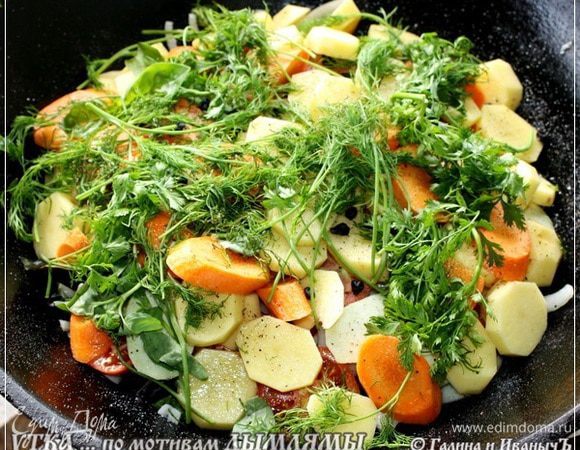 И завершающий слой – штук семь картошек среднего размера, крупно порезанных и пара морковок.  Выкладываем тоже равномерным слоем. Сверху зелени букет. Я ограничился укропом и петрушкой. Но это тоже – на любителя. Кто чего больше любит – то и кладите.