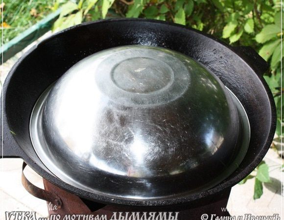 Все. Казан «заряжен». Накрыть надо плотно. Лучше всего вот такого типа миской, чтобы получилось как можно плотнее.