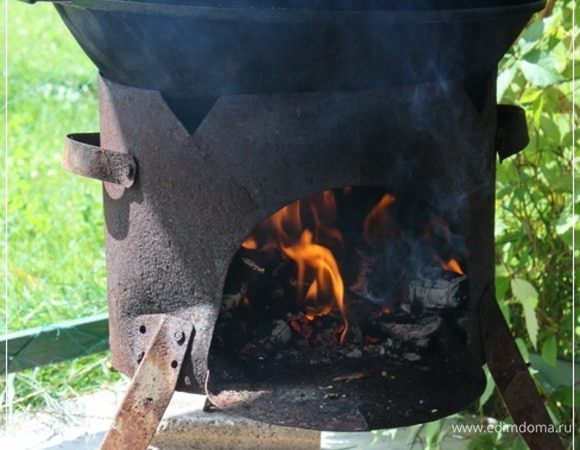 А потом уже и штатной крышке место найдётся.
Огонь разводим для начала сильный. 
