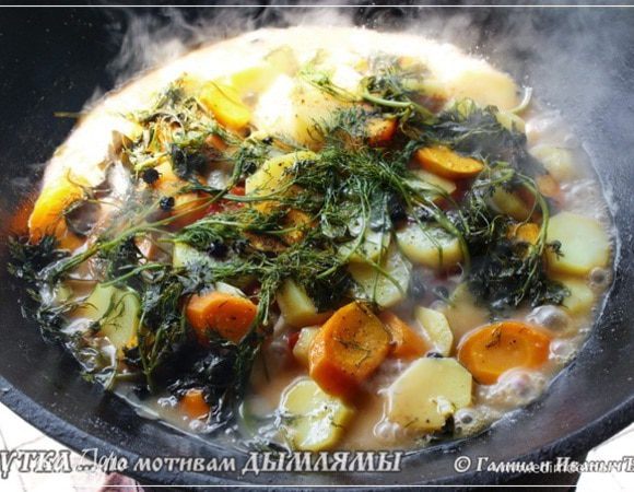 Когда первый заряд прогорит. Это примерно минут около двадцати в казане будет уже вот такое.
То, что я вам показал на этой картинке – это вообще то, нарушение технологии неприменимое. Но я на это пошел. Для наглядности, так сказать.
