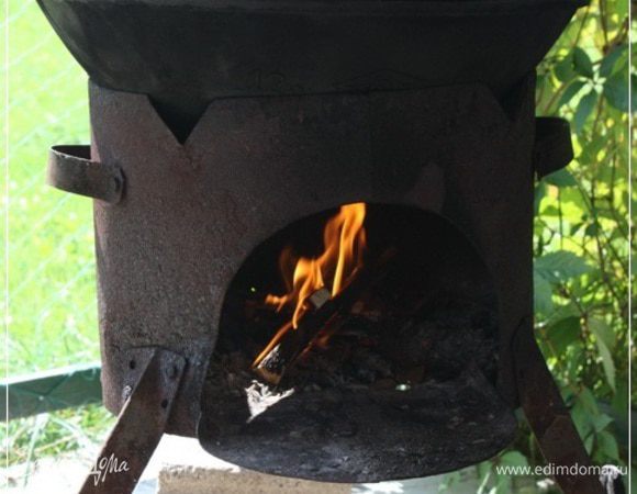 А потом держим казан «на свечке». Т.е. подкармливаем костерок щепочками, чтобы нагрев был очень слабым. И процесс этот продолжается минимум полтора часа. Нудное, конечно, занятие, но результат того стоит. Чесслово.