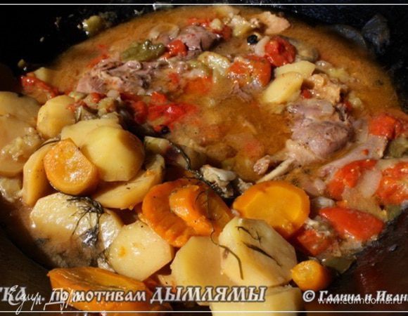 Потом аккуратно вынимаем из казана овощи, стараясь ничего не мять.