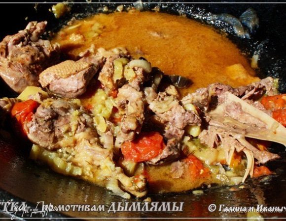 А вот и мясо. Распаренное, в овощном соке … даже не сваренное или тушеное, а протомленное в этой самой овощной среде. Тут даже и определения подобрать трудно.
А вот сок, в отличии от мясного варианта, как ни крути, а жирноват оказался. Утка!!! Все что на дне казана было, вытомилось. Получилась такая подливка. Довольно, повторюсь, жирная, но жир тот от птицы водоплавающей, а значит вреда от него точно не будет.
Его, конечно, лучше использовать в качестве подливки. К пюре там картофельному, или например, каше гречневой. Очень получится правильная каша, я вас уверяю.
