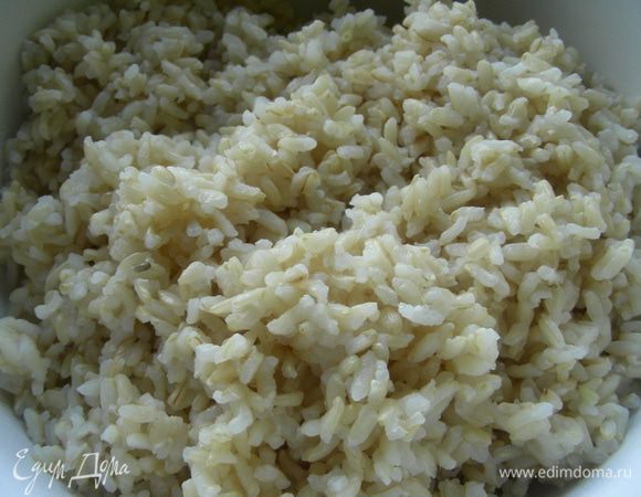 Рис отварите в подсоленной воде, слейте воду и остудите.