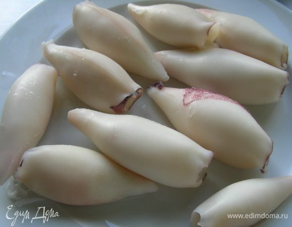 Отварите кальмары в кипящей соленой воде 3 минуты.