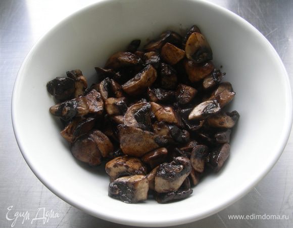 Грибы нарежьте пластинками и обжарьте на небольшом количестве оливкового масла.