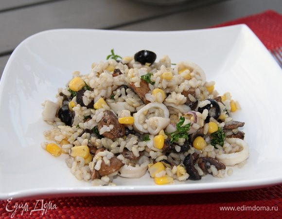 Разложите салат по тарелкам. Приятного аппетита!