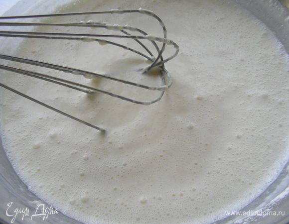 Взбиваем просеянную муку, сахар, сливки.