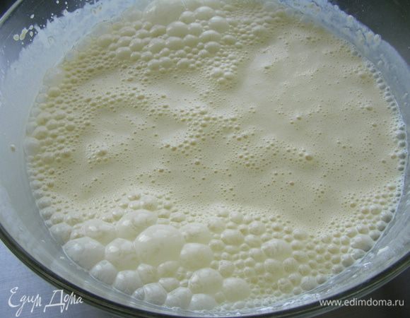 Не выключая миксер, постепенно вводим яйца.