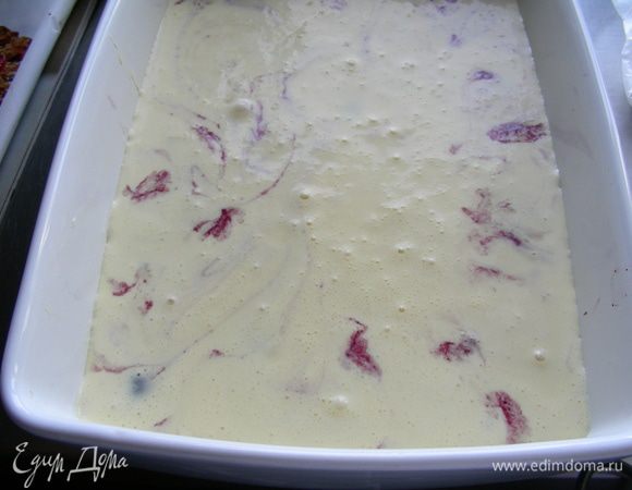 Форму для выпекания смазываем маслом. В рецепте предлагают сначала выложить в форму половину черешни, вылить тесто, а затем выложить оставшуюся черешню. Мне кажется, что можно ее сразу выкладывать всю, а потом заливать тестом. Оно получается очень жидкое и все перемешивается.