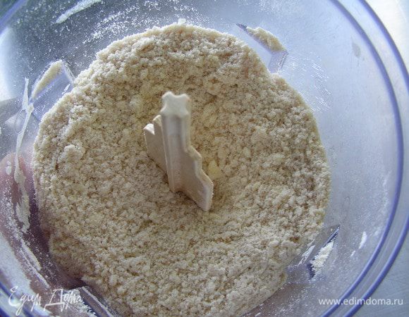 Для крошки смешиваем нарезанное кубиками сливочное масло, сахар и муку. Я это делаю в комбайне.