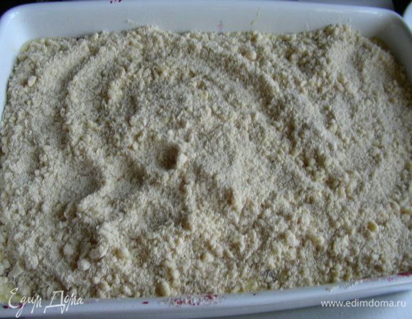 Посыпаем крошками пирог. Ставим его в духовку 180 гр минут на 35-40.