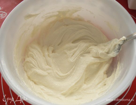 В это время смешайте "филадельфию" с сахарной пудрой