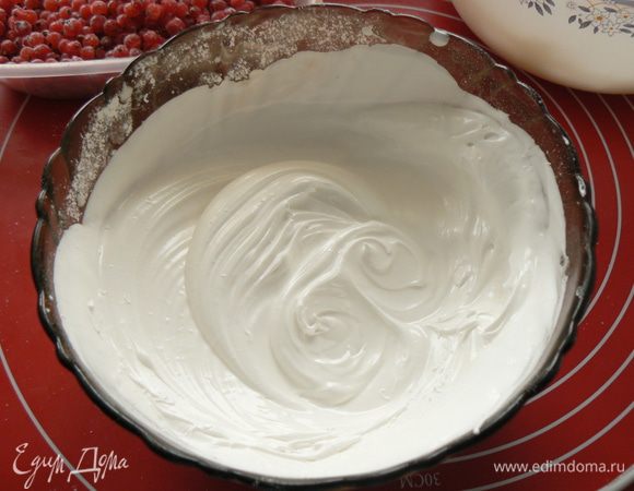 Взбейте белки с сахаром 