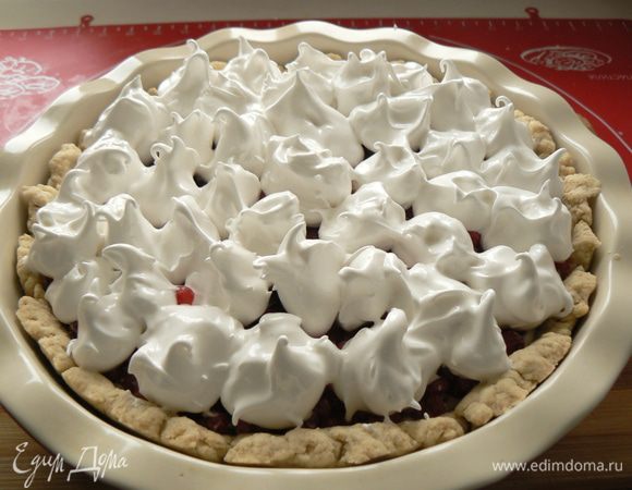 Сверху выкладываем маленькой ложечкой взбитый белок с сахаром