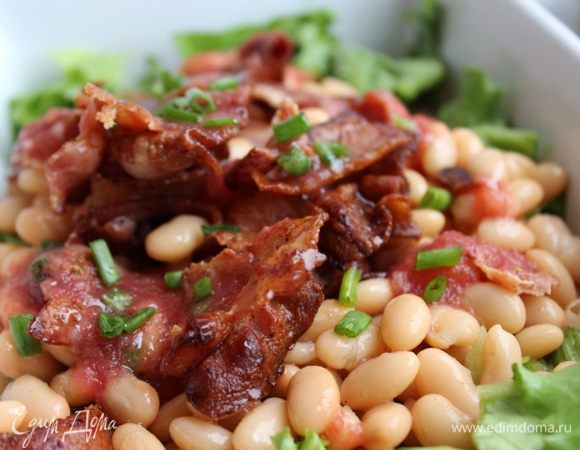 В салатник уложить порванные листья салата, фасоль и бекон. Залить салат заправкой и хорошо перемешать. Приятного аппетита!