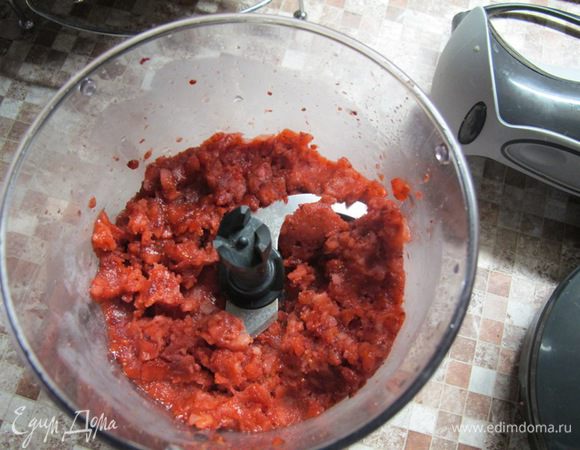 Этот рецепт хорош уже тем, что мороженая клубника доступна круглый год.
Достать клубнику их морозилки, положить в дуршлаг и обдать тёплой водой. 
Положить ягоды в блендер, добавить сахар и промолоть. 