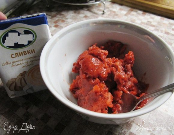 Получившееся сорбе смешать со сливками и убрать в морозилку.