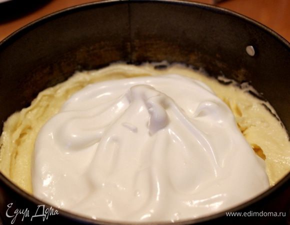 Духовку разогреть до 180*С. Белки взбить с лимонным соком до мягких пик. Не прекращая взбивание добавить сахар и ванилин и довести белки до плотного состояния. Выложить белок на тесто. Выпекать основу около получаса. Остудить. 