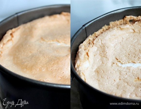 Готовый пирог хорошо поднимется, но затем безе опадёт, образуя чашу. После того, как основа остынет, провести ножом по краям формы и выложить основу на блюдо.