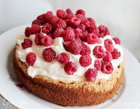 Желатин замочить в холодной воде. Набухший желатин растопить при 60*С. Творог протереть через сито. Пару ложек творога смешать с желатином и всю массу взбить с сахаром, ванильным сахаром и сливками. Выложить горкой крем на основу. Около 250-300 гр малины распределить по торту,вдавливая ягоды в крем. Поставить торт в холодильник на 3-4 часа.