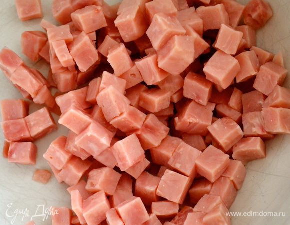 Вареную ветчину нарезать небольшими кубиками.