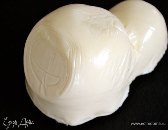 Сыр Скаморца (итал. Scamorza) — невареный или частично вареный тянутый сыр категории pasta filata. Название сыра scamorza на южном диалекте означает «обезглавленный» (от capo — «голова» + mozzare — «отрубать») и отражает внешний вид его головок, уложенных в завязанный веревкой джутовый мешок. Массу формуют вручную, придавая головкам форму фляжек или переметной сумы, затем окунают их в холодную воду, чтобы затвердели, солят в рассоле и отправляют на созревание. Скаморца хорошо плавится, поэтому ее хорошо использовать в пирогах, пиццах, горячих бутербродах и как начинку в пастах. (из интернета)

Не знаю, если честно, с каким российским сыром его можно сравнить... Но, если Вам не удастся найти именно этот сыр, думаю, его можно попробовать заменить в данном рецепте на моцареллу.   