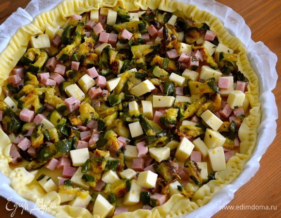 Начинку перемешать. Посолить, поперчить, добавить немного мелкорубленного базилика. Выложить на тесто и равномерно распределить. Вот и все! Выпекать в разогретой духовке 30 минут. 