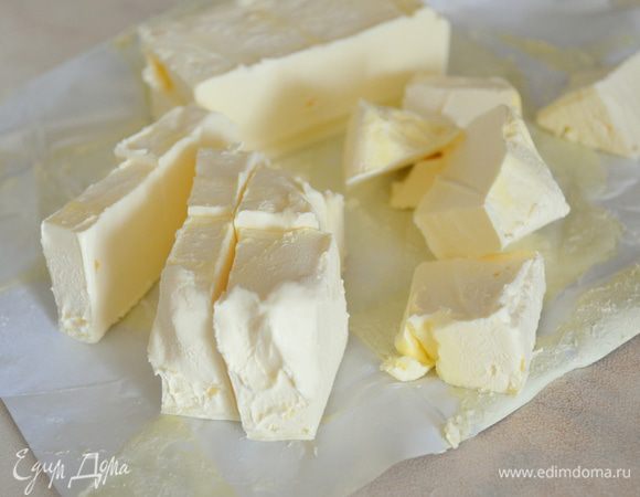 Холодное сливочное масло нарубить