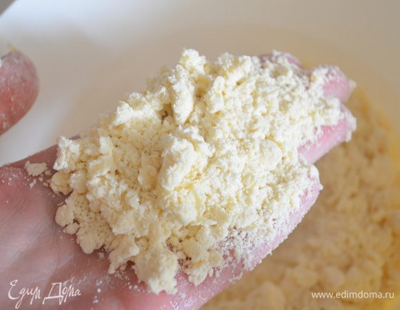 смешать масло, с пудрой и мукой и руками растереть в крошку