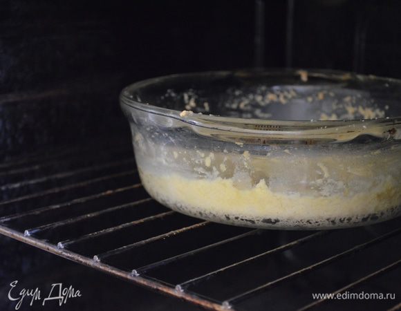 отправить корж выпекаться на 20 минут при 180 гр и, пока он печется, приступим к начинке...