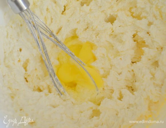 продолжая взбивать, вводим по 1 яйцу.