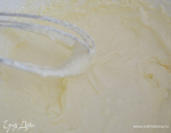 
Добавляем творог и еще раз взбиваем все вместе.