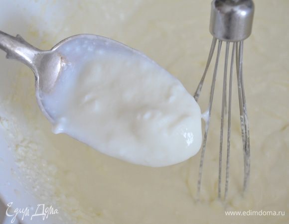 Добавляем йогурт,  ванилин и крахмал и взбиваем все еще раз - наша начинка готова.