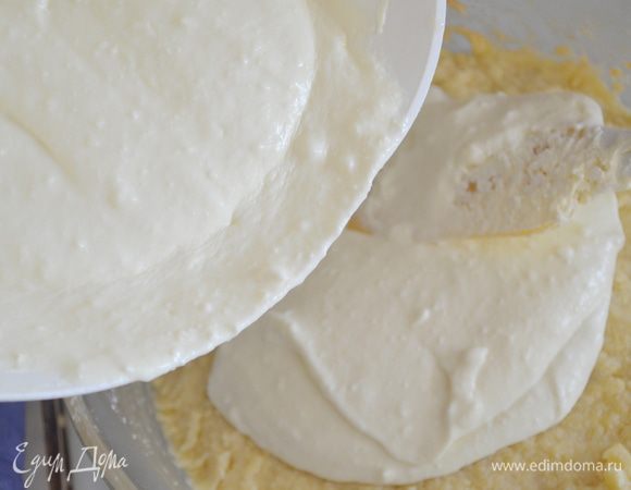 Когда корж пропечется, выливаем на него начинку.