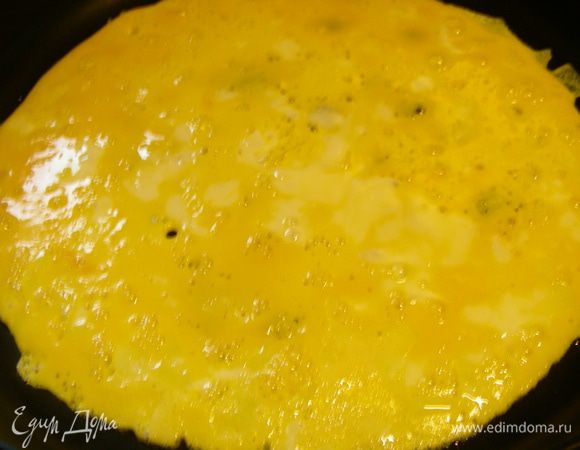 Яйца взбиваем с оставшимся кунжутным маслом (я делала без масла). В сковороде (в идеале вок) разогреваем половину растительного масла и готовим омлет. По несколько минут с каждой стороны. Выкладываем на тарелку.
