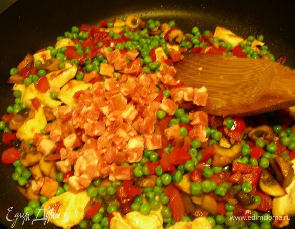 Когда овощи готовы, добавляем курицу и ветчину, порезанную кубиком. 