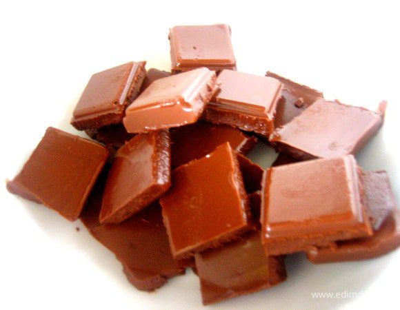 Шоколад поставим на водяную баню..., хотя при 30% жары он уже как ватный)))