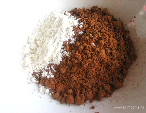 Какао смешиваем с ложечкой муки, совсем мало!